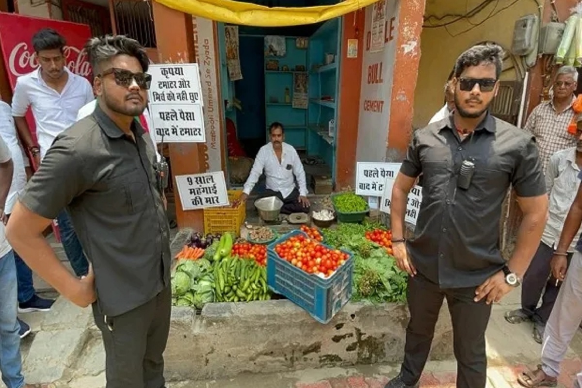 Varanasi: बाउंसर लगाकर टमाटर बेचने वाले दुकानदार की आई शामत, बेटे समेत सब्जी विक्रेता की थाने में गुजरी रात, दुकान और घर पर आ धमकी नगर निगम, वीडीए की टीम