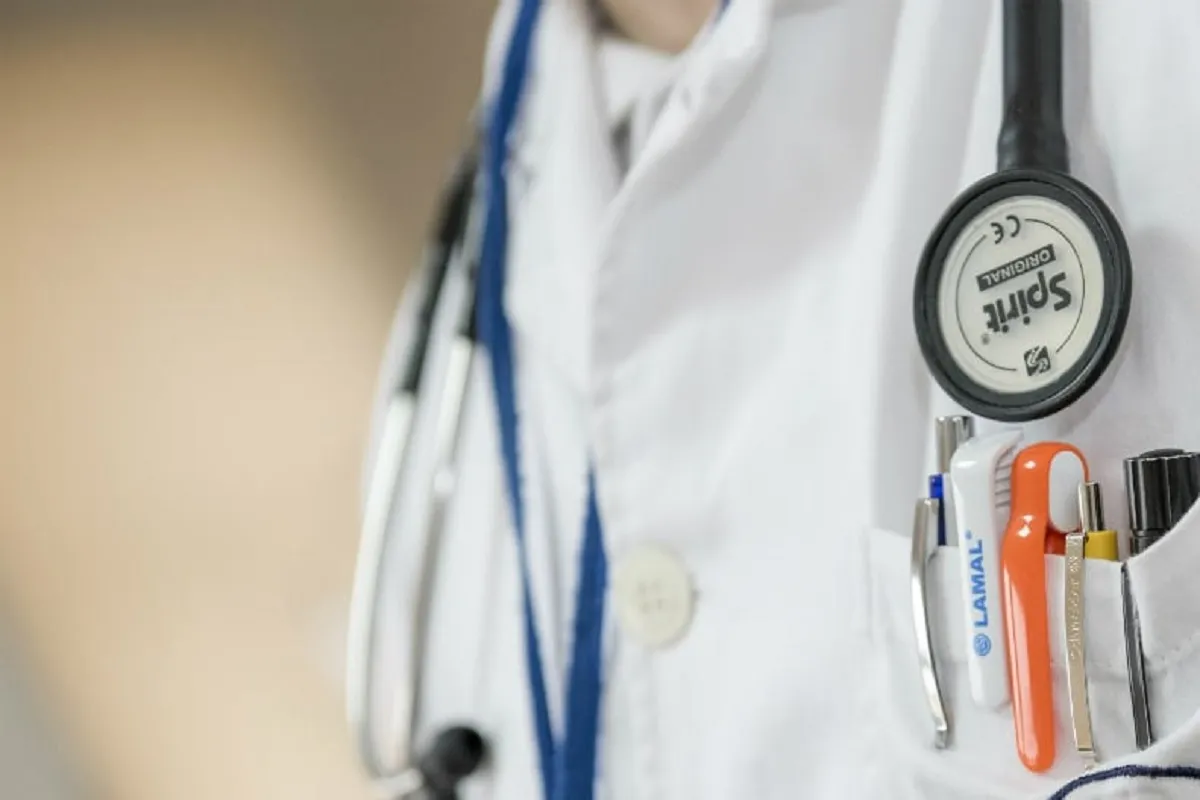 यूपी में सरकारी अस्पतालों से ‘लापता’ 742 डॉक्टर होंगे बर्खास्त