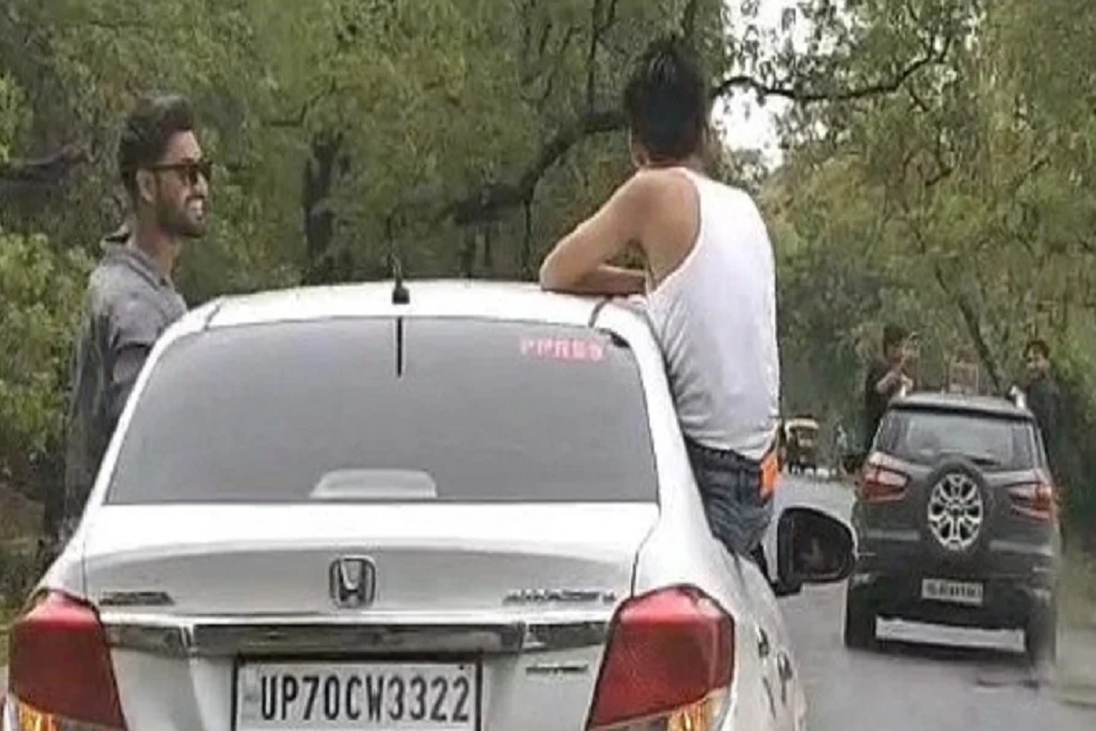 UP News: कार में स्टंट करते नजर आए लड़के, पुलिस ने वायरल वीडियो पर लिया एक्शन, काटा 24 हजार का चालान
