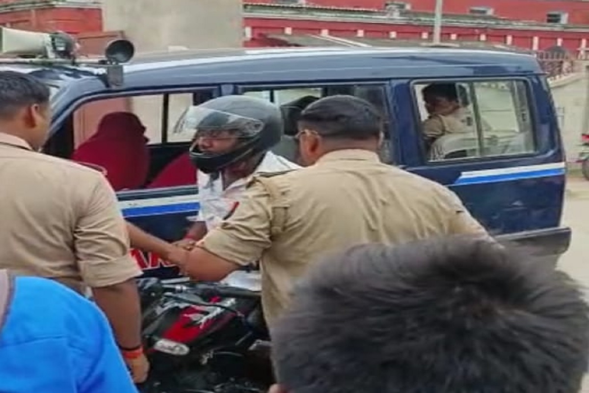 Azamgarh: थाना प्रभारी की दबंगई, सरेआम ABVP कार्यकर्ता को जड़ा थप्पड़, वीडियो वायरल