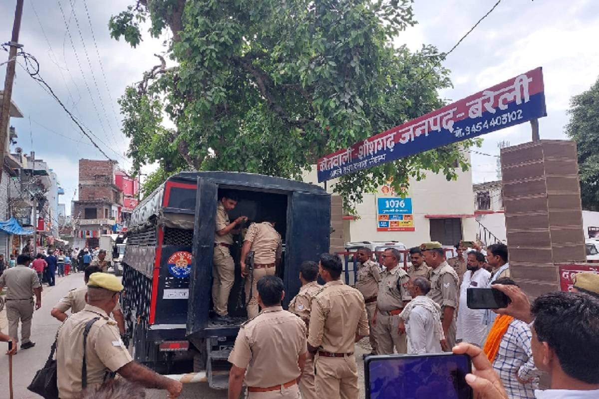 UP News: फेसबुक के बाद अब इंस्टाग्राम पर डाली आपत्तिजनक धार्मिक पोस्ट, बरेली में बवाल, पुलिस ने 15 उपद्रवियों को किया गिरफ्तार