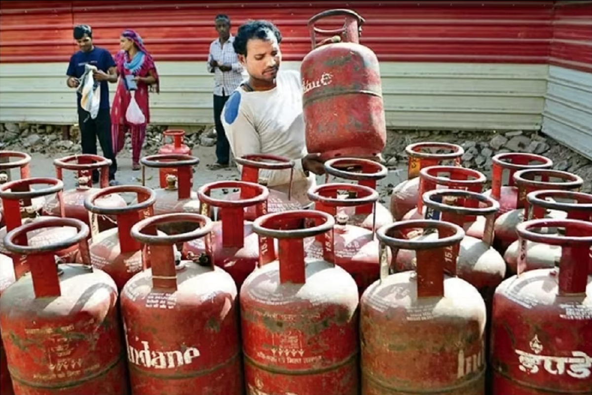 LPG Cylinder Price: रक्षाबंधन पर महंगाई से बड़ी राहत, इन लोगों को 400 रुपये सस्ता मिलेगा रसोई गैस सिलेंडर