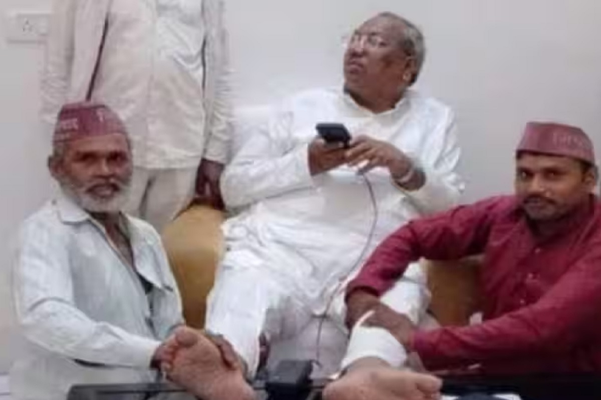 UP Politics: “तो…मैने कहा बैठ जाइए…”, पैर दबवाने वाली फोटो पर फजीहत होने के बाद मंत्री संजय निषाद ने दी सफाई