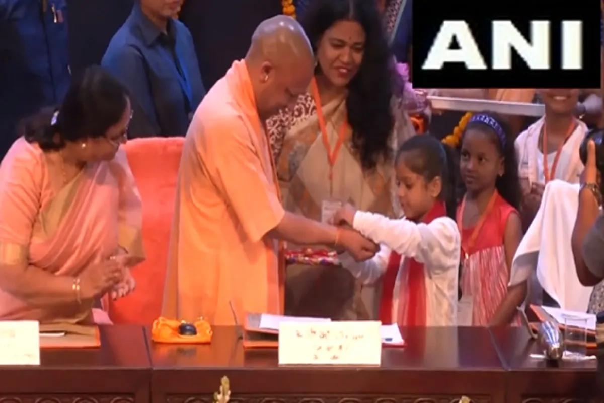 UP News: बच्चियों ने सीएम योगी की कलाई पर बांधी राखी, मुख्यमंत्री ने बेटियों को दिया खास तोहफा, किया ये ऐलान