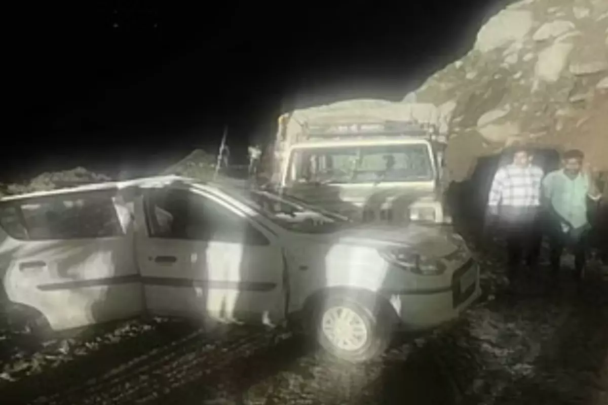 Himachal: चलती कार के ऊपर अचानक गिरने लगे बड़े-बड़े पत्थर, 6 साल के मासूम की मौत, 3 घायल