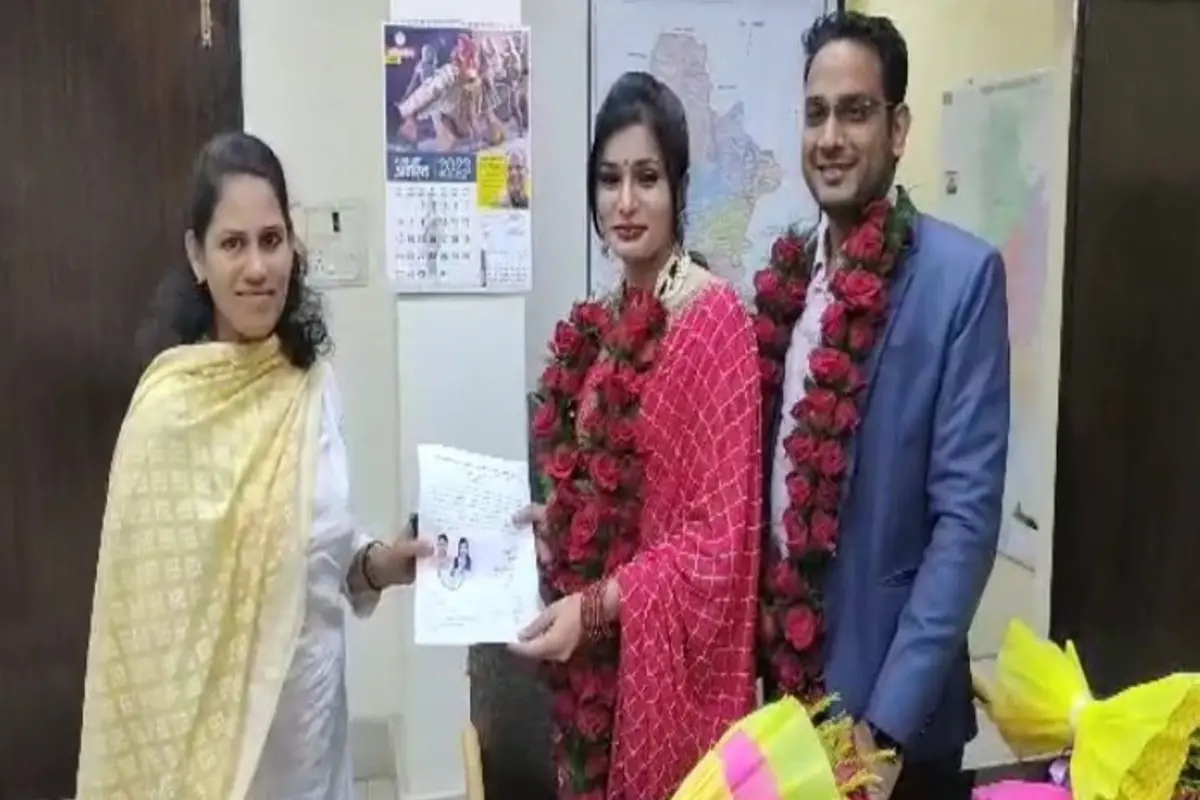 न टेंट न बैंड सिर्फ माला और मिठाई... IAS ने महज 2 हजार रुपये में IPS के साथ  रचाई शादी - Bharat Express Hindi