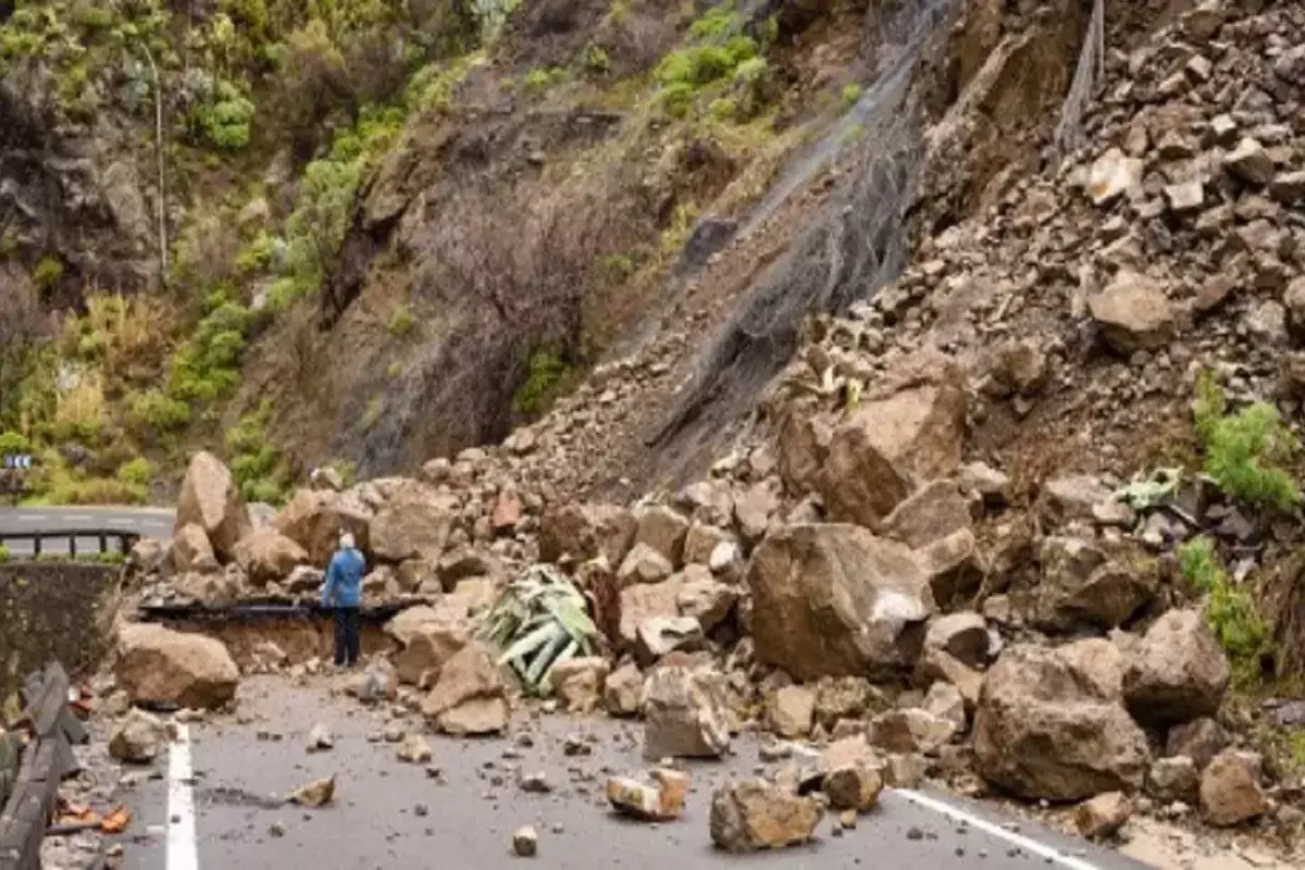 Uttrakhand Landslide: गौरीकुंड में बाढ़ और भूस्खलन का कहर, एक दर्जन से ज्यादा लोग लापता, तलाश में जुटीं NDRF की टीमें