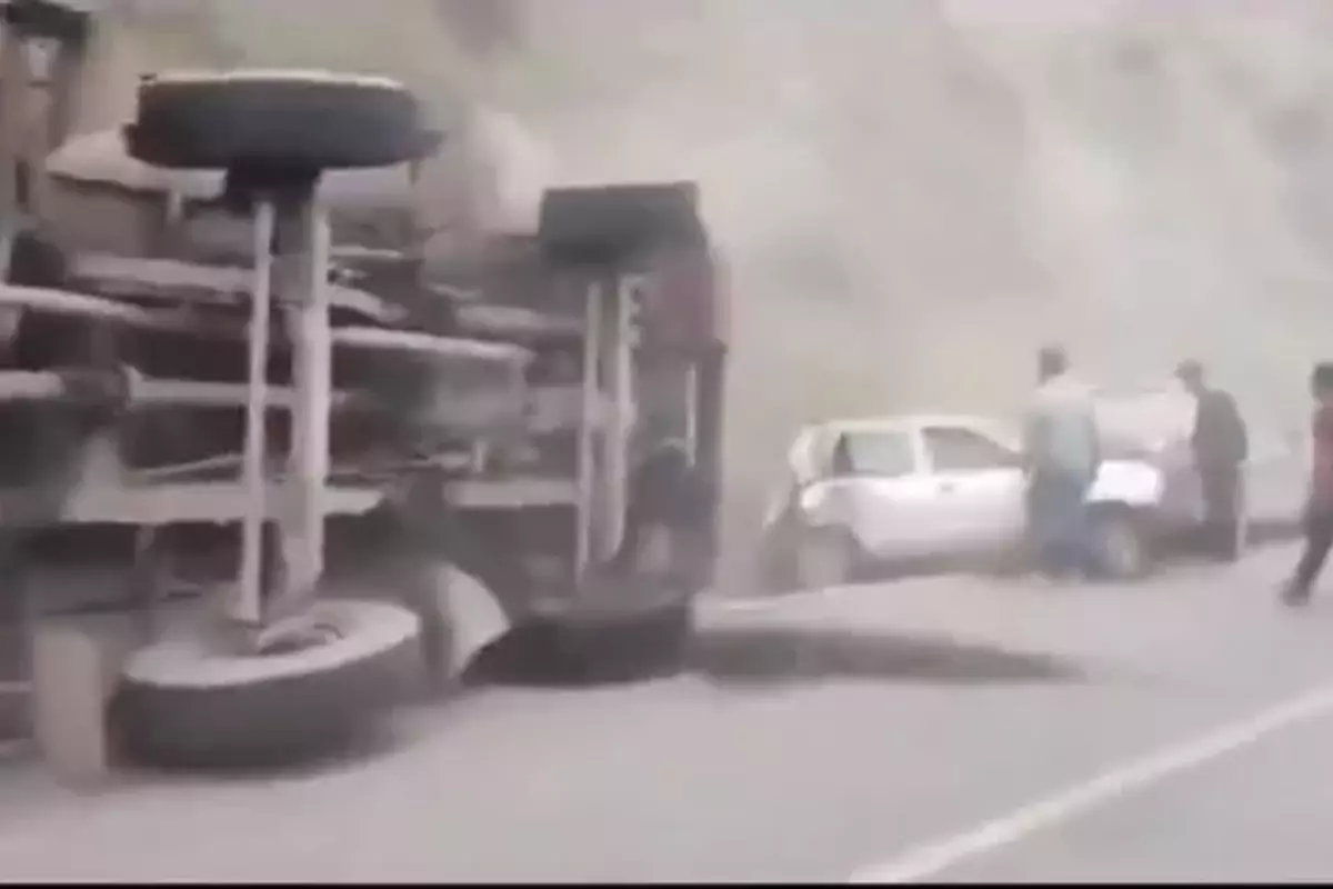 Himachal: शिमला में दर्दनाक हादसे का Video आया सामने, फिल्मी स्टाइल में ट्रक ने 4 गाड़ियों को रौंदा, पती-पत्नी की मौत