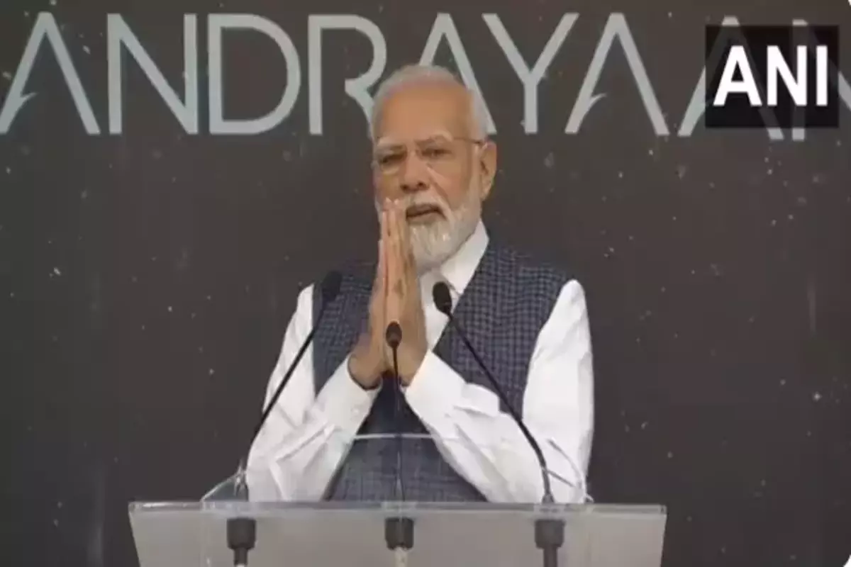 PM Modi In ISRO: संबोधन के दौरान भावुक हुए पीएम मोदी, बोले- मैं जल्द से जल्द आपके दर्शन करना चाहता था, आपके प्रयासों को सलाम