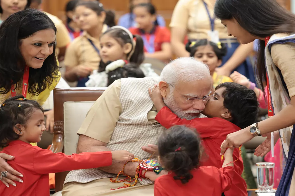 Rakshabandhan: पीएम मोदी को बच्चों ने बांधी राखी, प्रधानमंत्री बोले- काफी खास है ये पल, देखें तस्वीरें