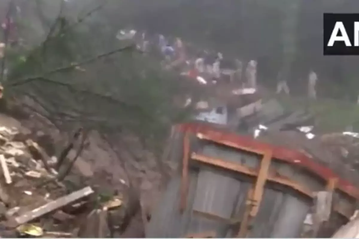 Himachal Pradesh: कुदरत का कहर; शिमला में शिव मंदिर समेत दो जगह हुई लैंडस्लाइड, कई लोग मलबे में दबे, 24 घंटों में 21 लोगों की मौत