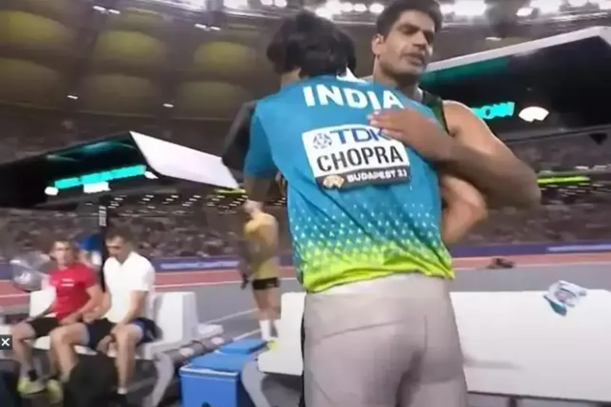 Watch: Match के बाद नीरज चोपड़ा के इस Video ने जीता लोगों का दिल, फोटो के समय पाकिस्तानी खिलाड़ी को दिया तिरंगे का सहारा