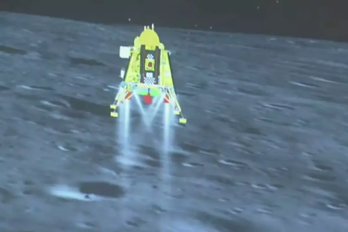 Chandrayaan-3: लैंडर से बाहर निकलकर ‘प्रज्ञान’ ने किया ‘मून वॉक’, चांद की सतह पर छोड़े अशोक स्तंभ और ISRO के निशान