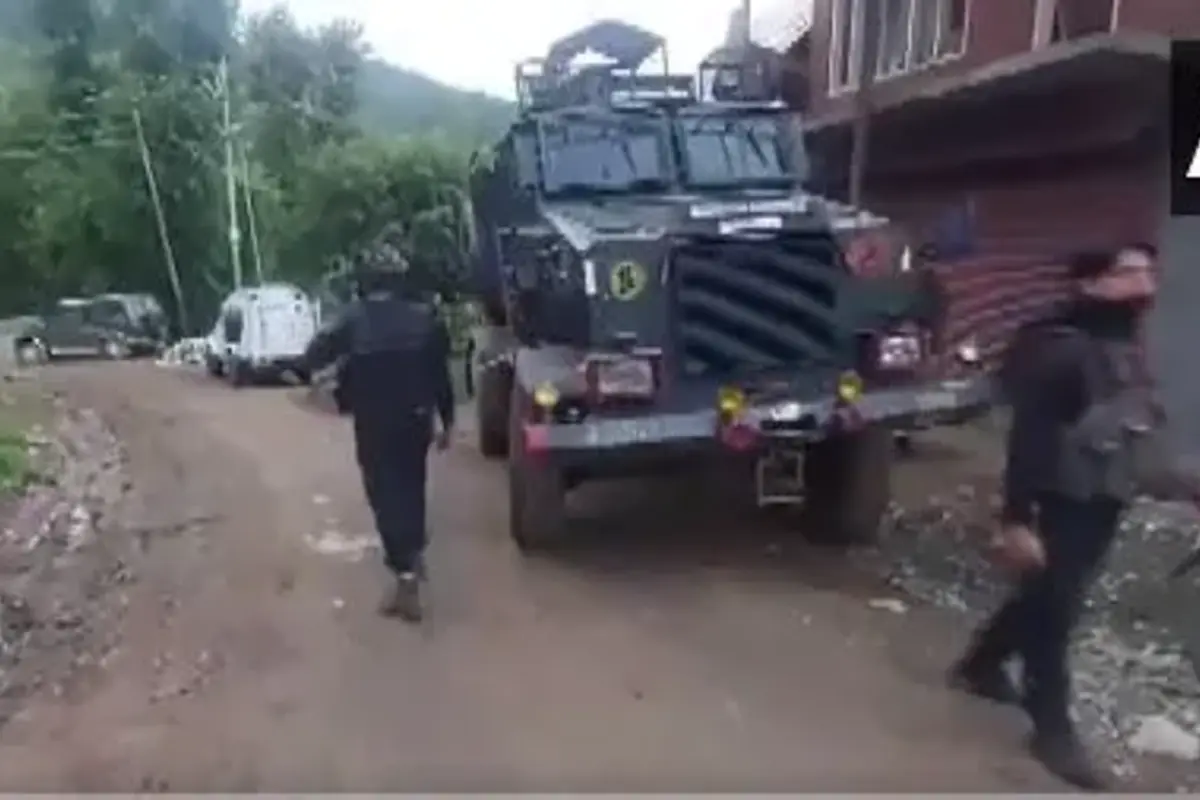 Encounter In Kulgam: जम्मू-कश्मीर के कुलगाम में आतंकियों के साथ मुठभेड़, 3 जवान शहीद, सर्च ऑपरेशन जारी