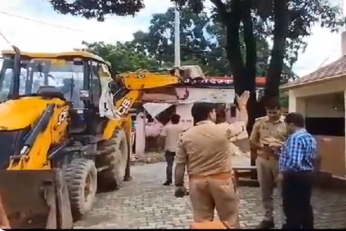 VIDEO: यूपी में अब थाने पर चला बुलडोजर! कोर्ट की जमीन पर था अवैध कब्जा, हाई कोर्ट के आदेश के बाद एक्शन