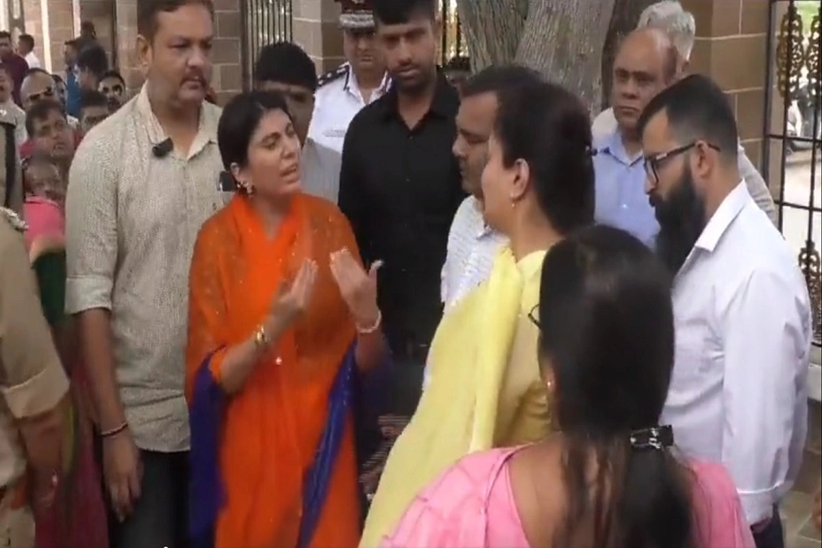 रवींद्र जडेजा की पत्नी रिवाबा की मेयर और सांसद से जमकर हुई तूतू-मैंमैं, Video वायरल