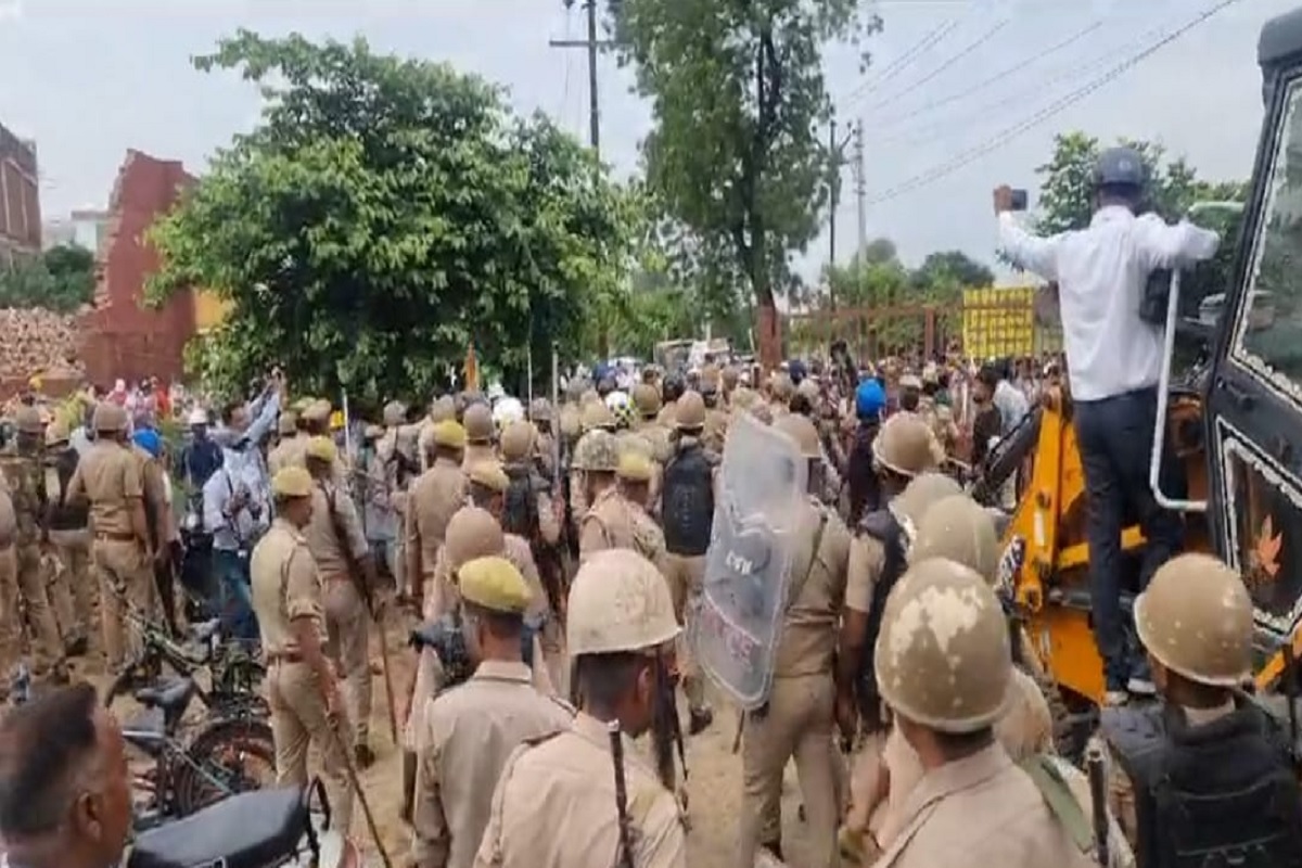 Agra: सरकारी जमीन पर अतिक्रमण हटाने गई पुलिस पर पथराव, कई घायल, अखिलेश ने बीजेपी को घेरा