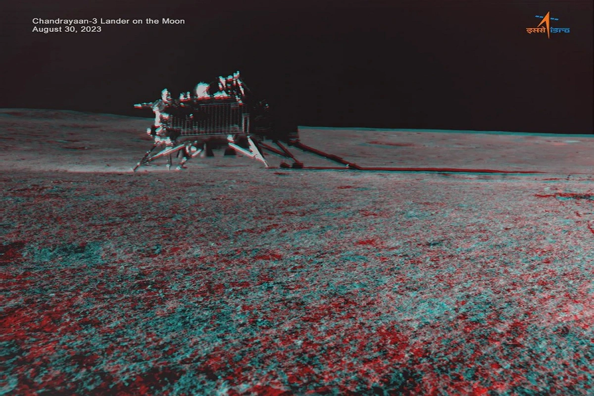 Chandrayaan-3: चांद की सतह पर दिखा लाल और नीला रंग, प्रज्ञान रोवर ने भेजी नई तस्वीर