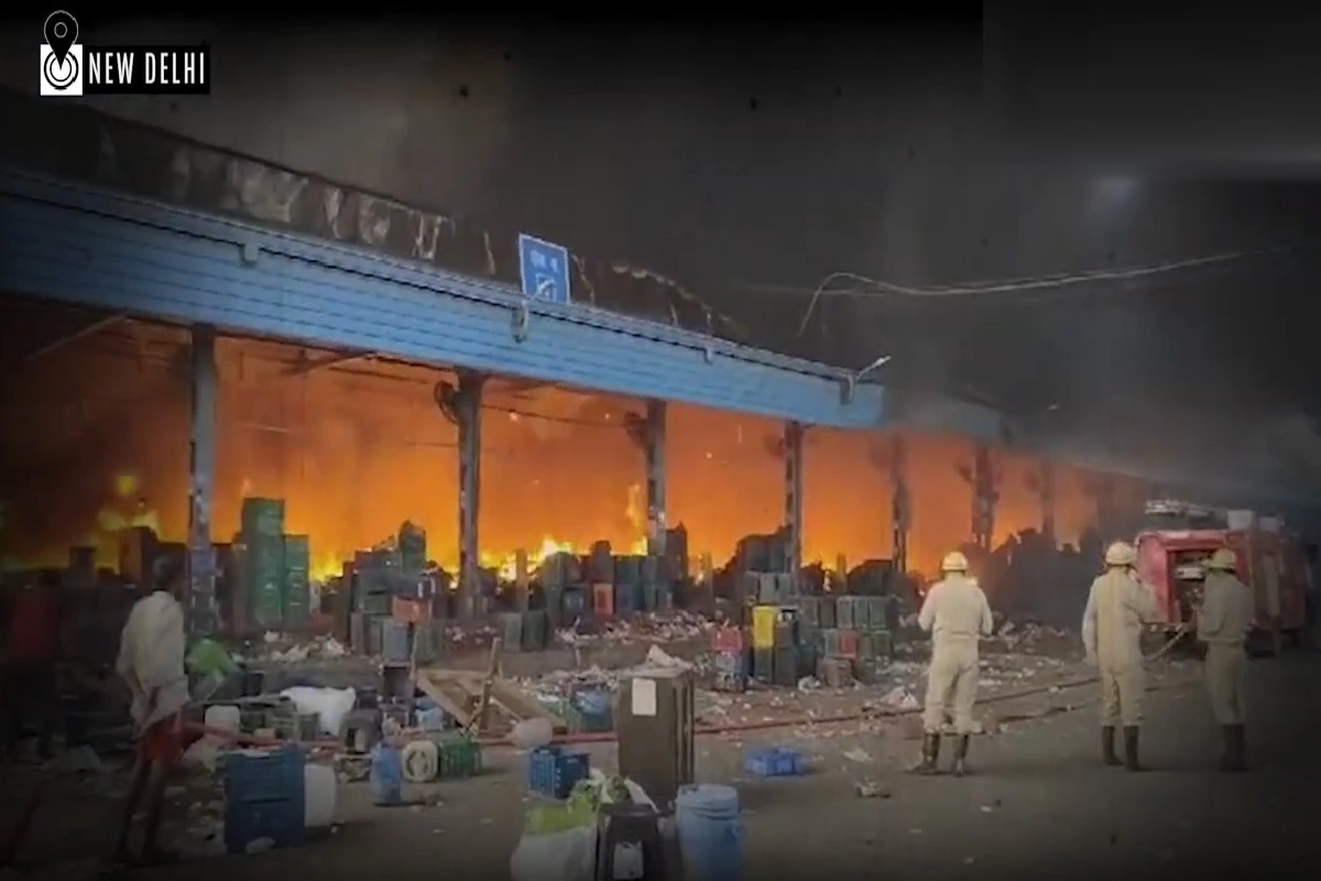 Delhi Fire: आजादपुर मंडी में लग गई आग, बुझाने जुटीं फायर ब्रिगेड की 10 गाड़ियां, धू-धूकर जल रहा टमाटर वाला शेड