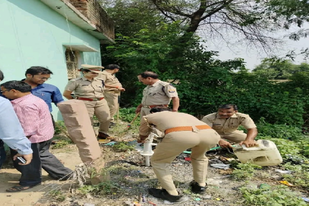 Lalitpur: पानी की जगह जमीन से निकली शराब… हैंडपम्प का हत्था चलाते दिखे पुलिस अधिकारी, वीडियो वायरल