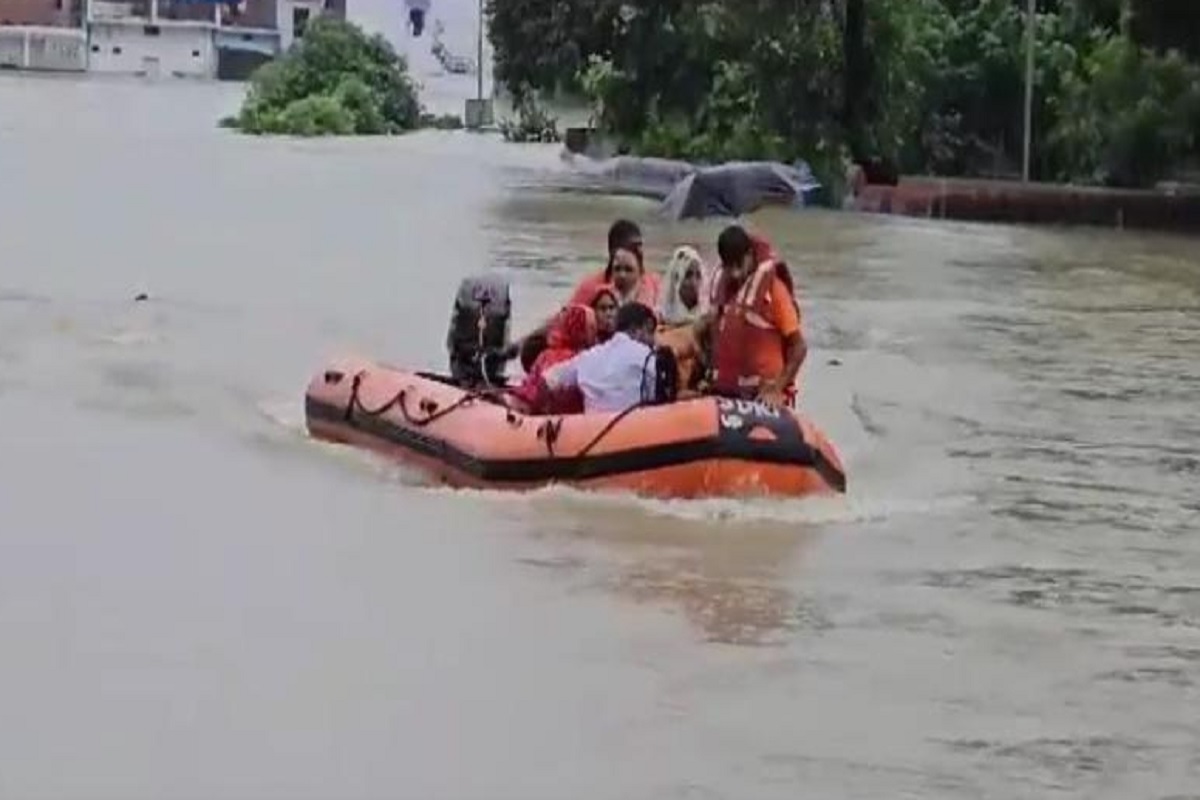 Heavy Rain In UP: उत्तर प्रदेश में गरज-चमक के साथ हुई बारिश ने बरपाया कहर, 48 घंटे में 28 लोगों की हुई मौत, 6 जिलों में रेड अलर्ट