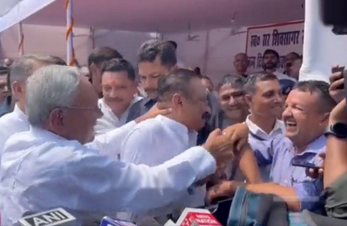 VIDEO: जब CM नीतीश कुमार ने अचानक पकड़ ली अपने मंत्री की गर्दन