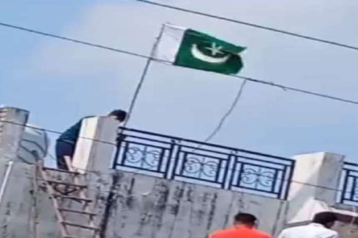 Moradabad News: घर की छत पर फहराया पाकिस्तानी झंडा, इलाके में मचा हड़कम्प, देशद्रोह का मुकदमा दर्ज कर पुलिस ने बाप-बेटे को किया गिरफ्तार