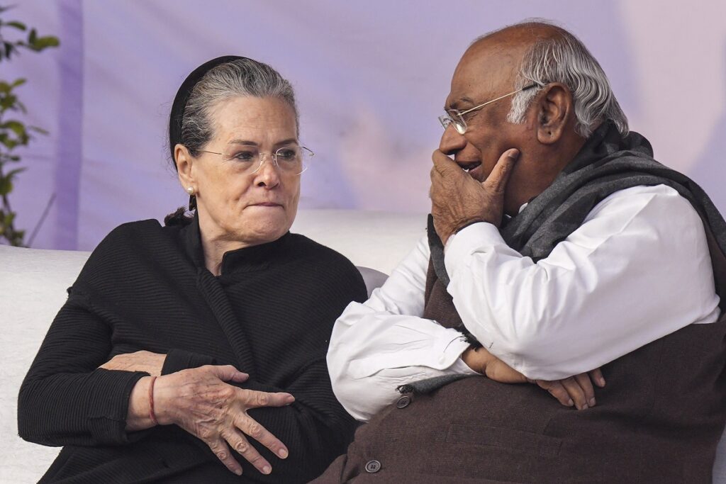 Sonia Gandhi Mallikarjun Kharge