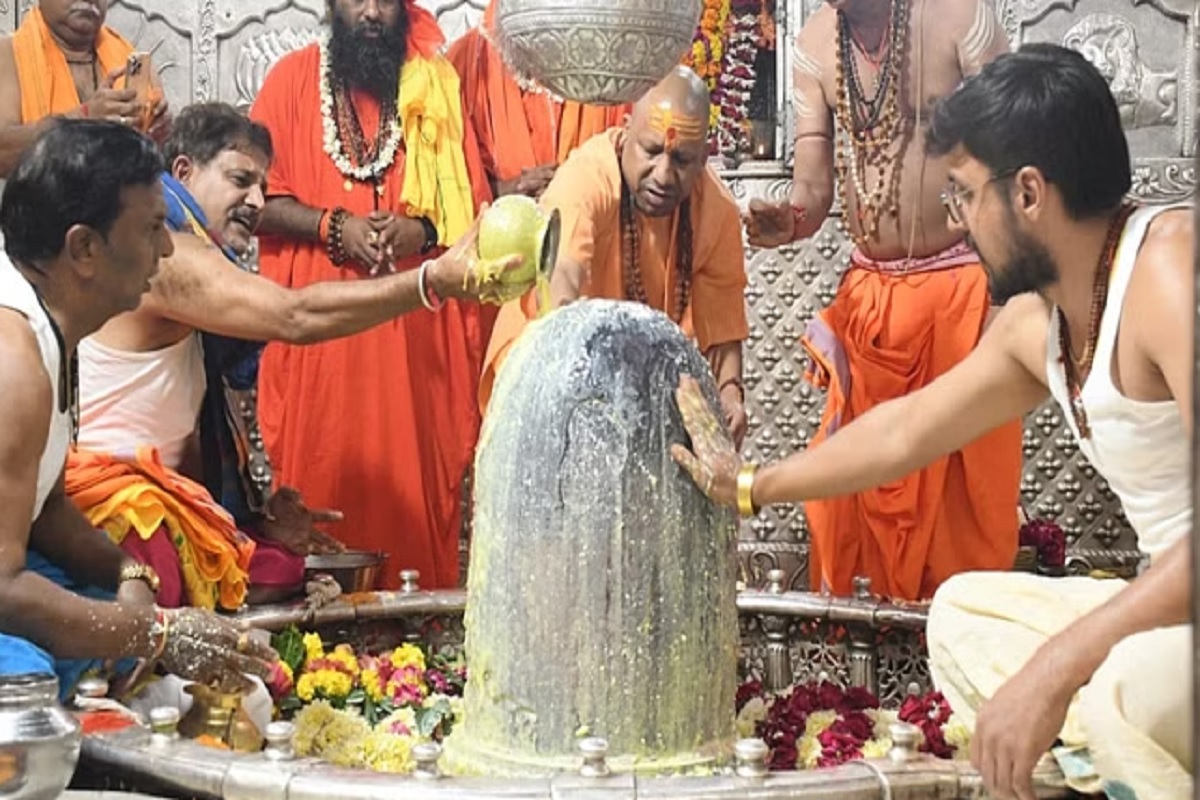 CM Yogi in Ujjain: “सनातन को कोसने वालों का रावण और कंस की तरह होगा हश्र”, महाकाल के दर्शन करने पहुंचे सीएम योगी, नाथ मंदिर से भरी हुंकार 