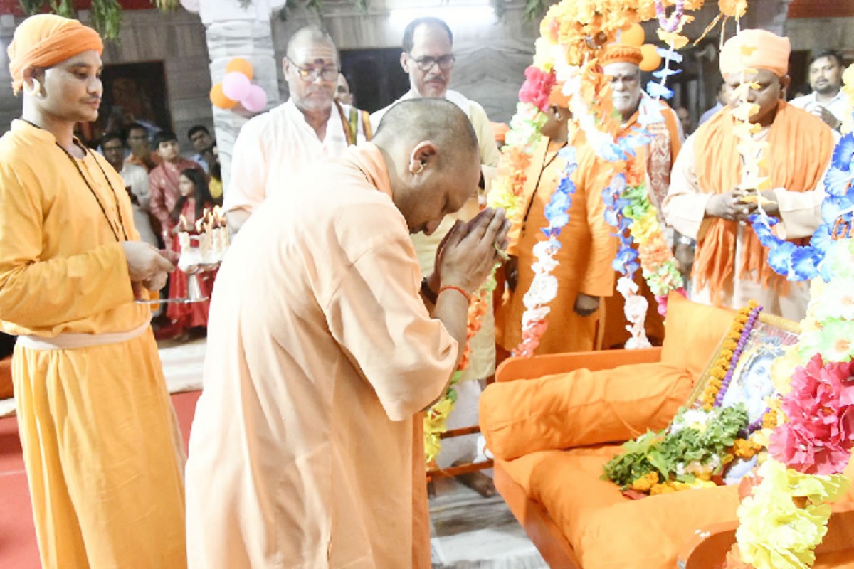 Krishna Janmashtami: पूरे प्रदेश में धूमधाम से मनाई गई श्रीकृष्ण जन्माष्ट्रमी, सीएम योगी ने पालने में बैठाकर कान्हा को झुलाया