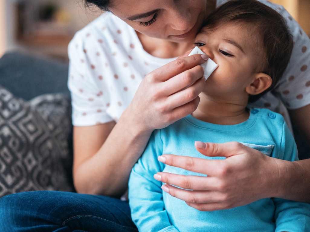 जुकाम-खांसी में बच्चे को तुरंत दवा देना कितना सही? जानें कुछ जुरूरी बातें