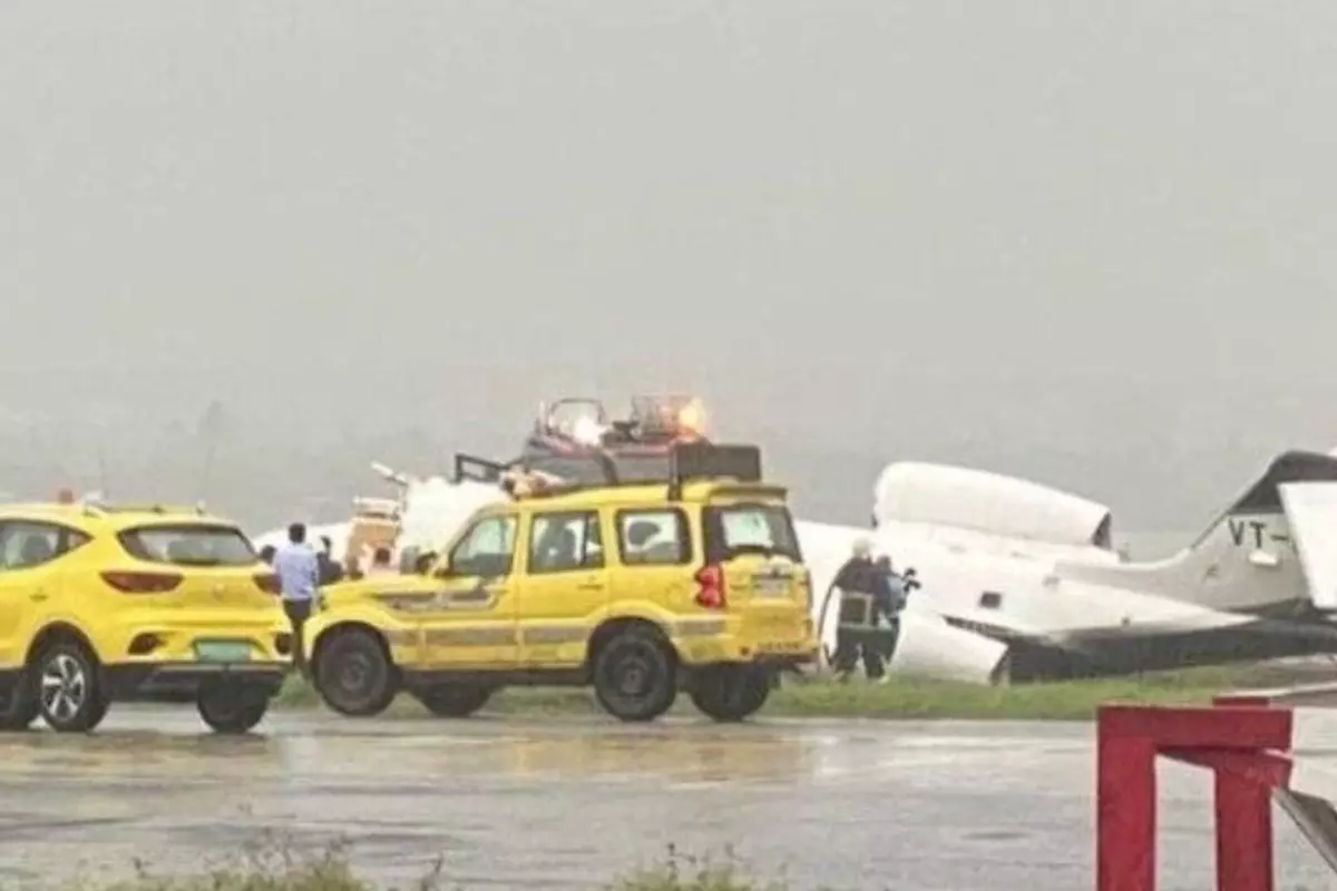 Mumbai Airport पर चार्टर प्लेन दुर्घटनाग्रस्त, क्रू मेंबर समेत 8 लोग थे सवार