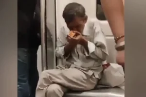 Viral Video: तलब हुई तो मेट्रो में ही सुलगा ली बीड़ी, सोशल मीडिया पर चचा का वीडियो वायरल