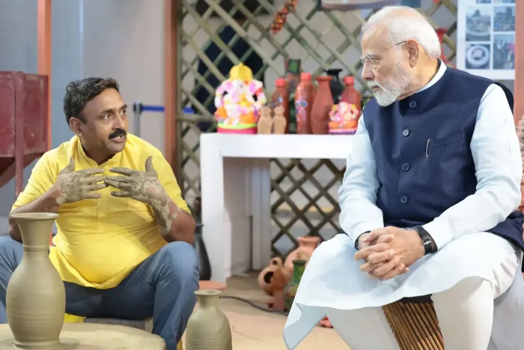 कुम्हार से मुलाकात करते पीएम मोदी