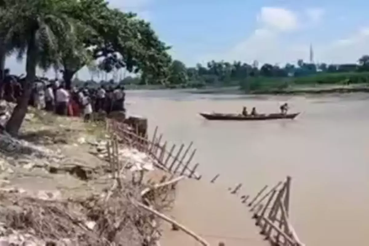Bihar News: मुजफ्फरपुर में नाव पलटने से नदी में 18 बच्चे लापता, तलाश में जुटीं NDRF की टीमें, स्कूल जा रहे थे बच्चे