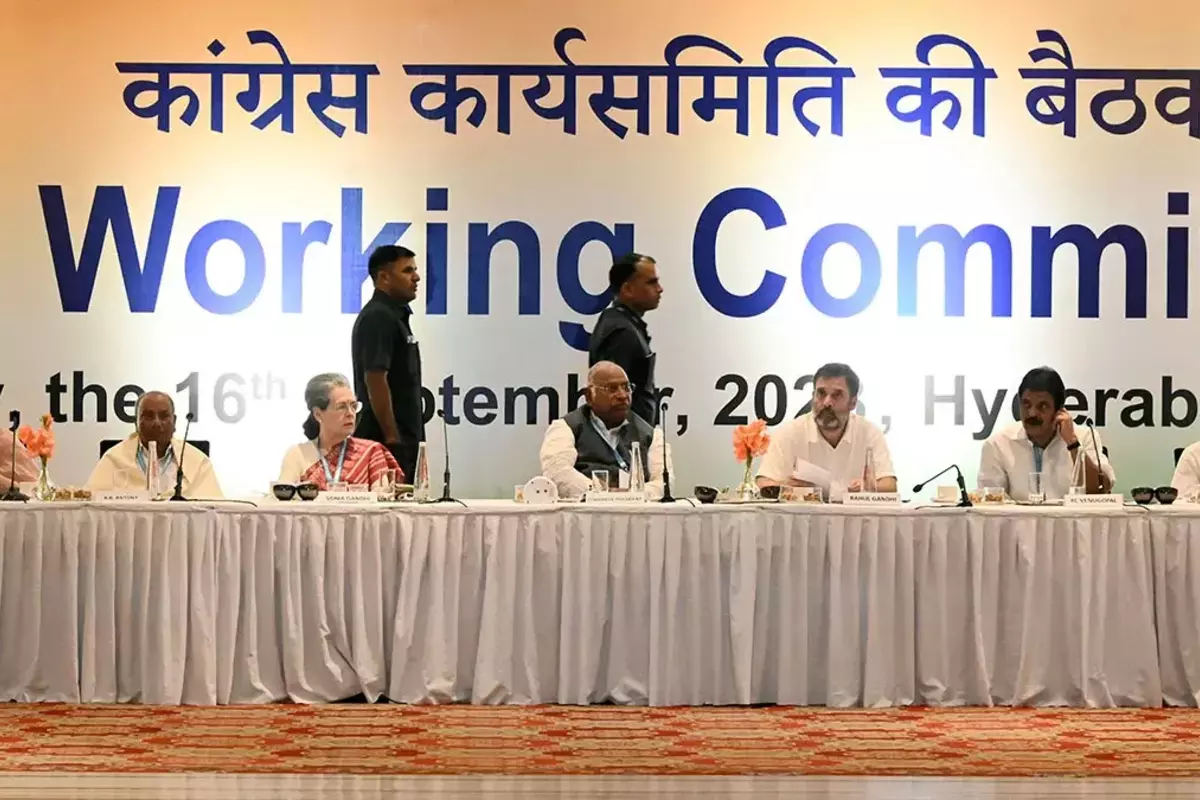 CWC Meeting: “सनातन विवाद में अनर्गल बयानबाजी से बचें नेता” कांग्रेस वर्किंग कमेटी की बैठक में राहुल और दिग्विजय की नसीहत