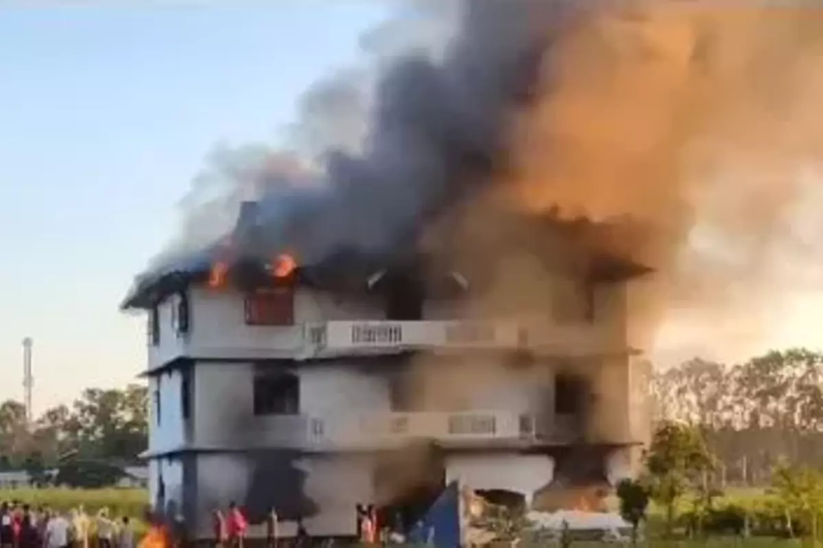फिर दहल उठा Manipur! प्रदर्शनकारियों ने BJP दफ्तर में लगाई आग, हिंसक हुआ माहौल, जानें अब क्यों भड़क रही हिंसा