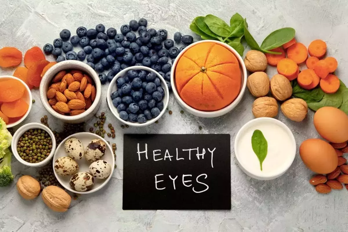 Eye Health: आंखों की रोशनी तेज करने के लिए इन फूड्स को बनाएं अपनी डाइट का हिस्सा
