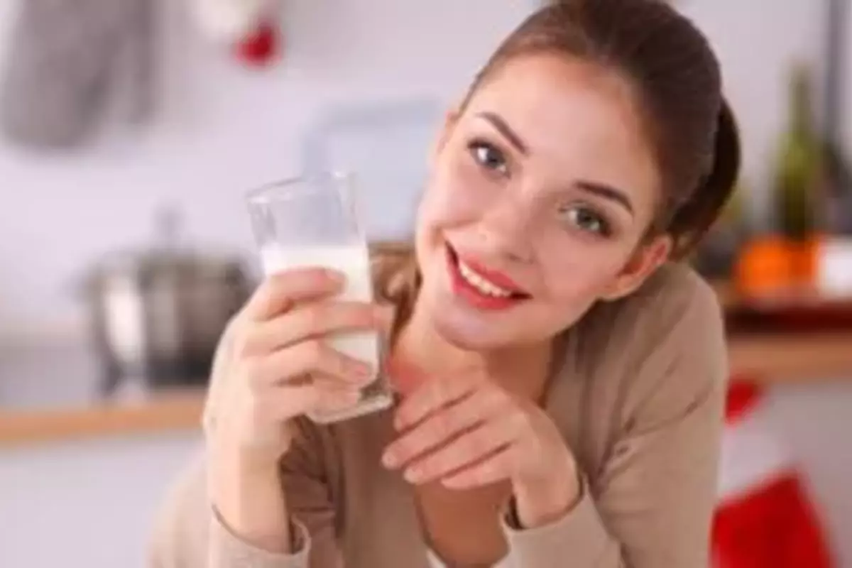 Milk Side Effects:जरुरत से ज्यादा दूध पीने से शरीर को हो सकते हैं ये 5 नुकसान