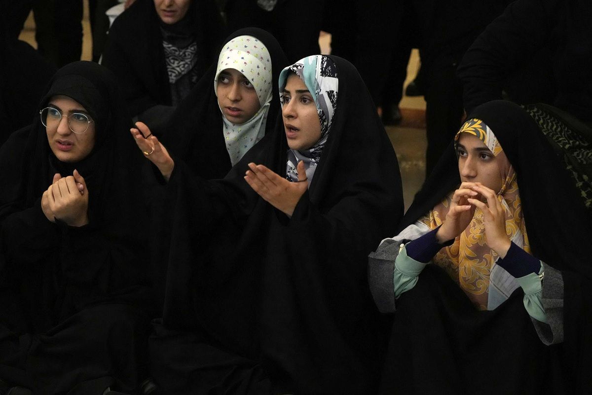 Iran: ईरान में हिजाब न पहनना महिलाओं को पड़ेगा महंगा, टाइट कपड़ों पर बैन, 10 साल की हो सकती है सजा