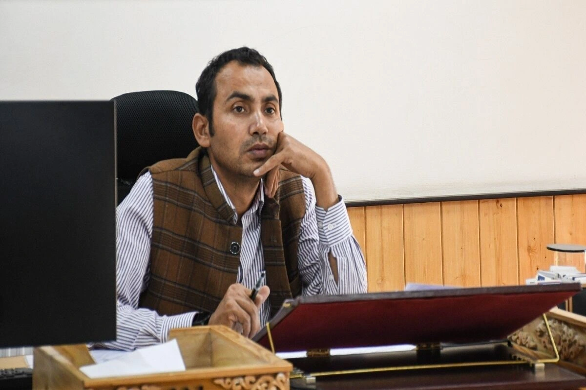 PMDP in Ladakh: बिजली विकास विभाग के सचिव रविंदर कुमार ने की प्रधानमंत्री विकास पैकेज-2015 की समीक्षा बैठक