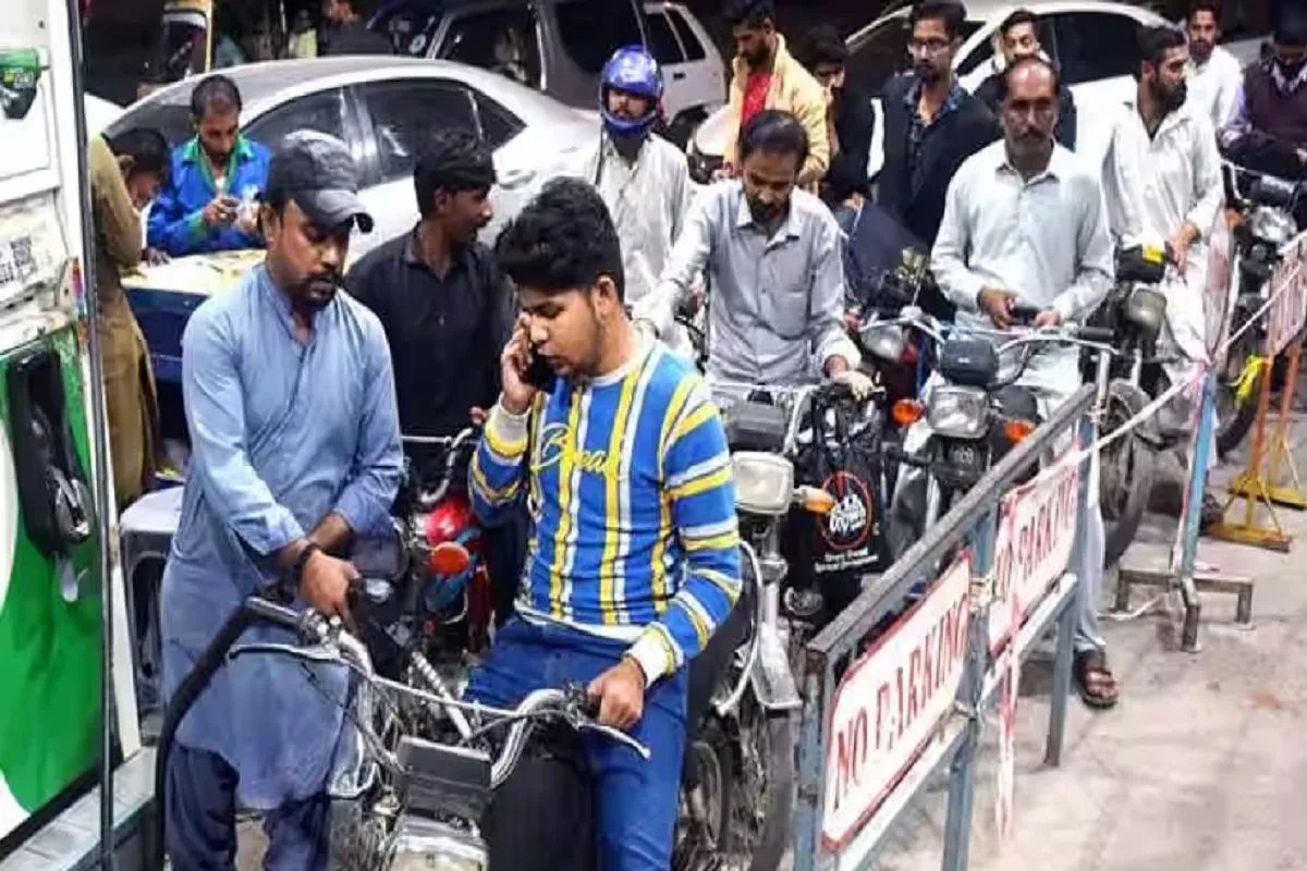 पाकिस्तान में हाहाकार! पेट्रोल-डीजल की कीमत पहुंची 330 रु प्रति लीटर के पार