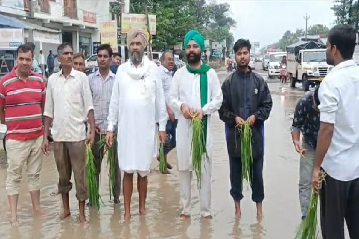 Heavy Rain In UP: आफत बनी मूसलाधार बारिश, सड़कें बनी तालाब, लोगों ने धान रोपकर किया अनोखा विरोध