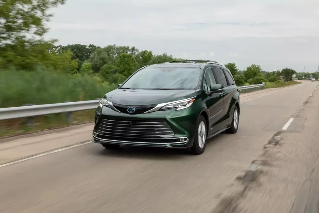 toyota-sienna-hybrid-platinum-awd-2021-02-angle--exterior--front--green