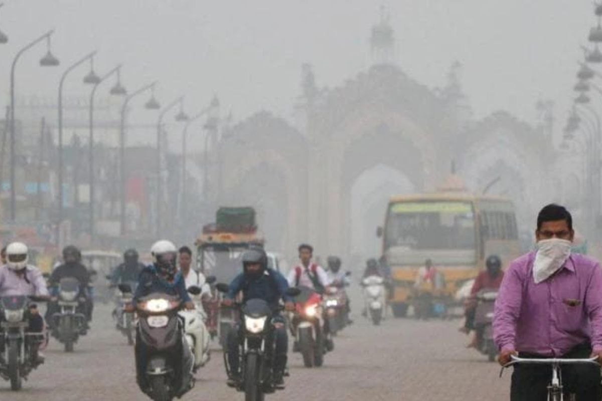 Delhi Air Pollution: दिल्ली में जहरीली हवा ने उलझाई सांसों की डोर, और बिगड़े हालात तो दिवाली से पहले बढ़ेंगी पाबंदियां