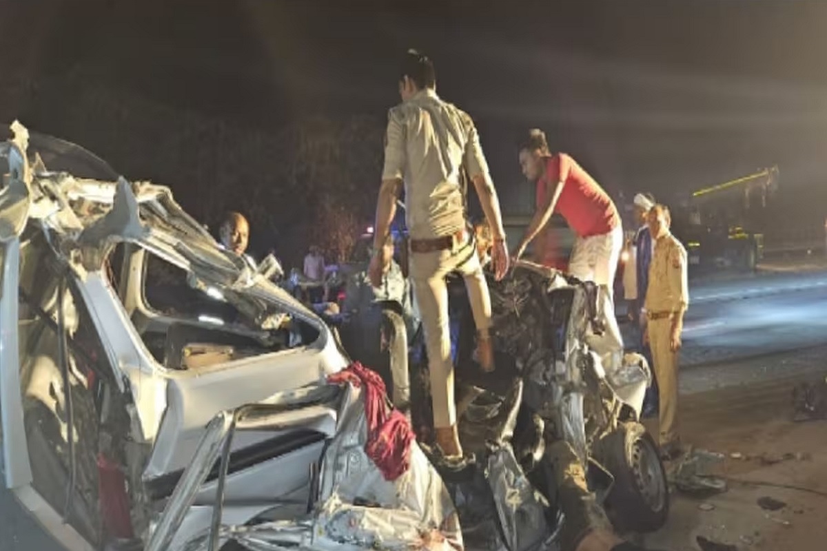 UP Road Accident: यमुना एक्सप्रेसवे पर भीषण हादसा, अज्ञात वाहन ने कार को मारी टक्कर, पांच लोगों की मौत, तीन घायल