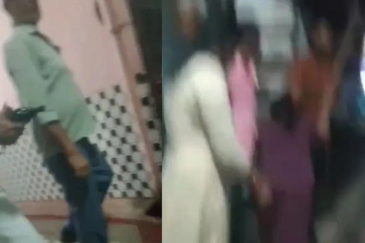 Jalaun Video:  गुंडागर्दी पर उतर आए वकील साहब! रिवॉल्वर लेकर महिला को दौड़ाया