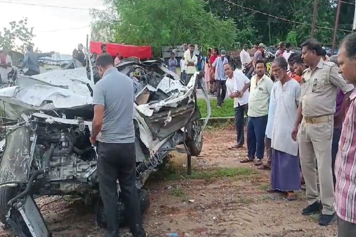 Kushinagar Accident: भीषण सड़क हादसे में कार के उड़े परखच्चे, दो की मौत, 3 घायल, बर्थडे पार्टी से लौट रहे थे युवक