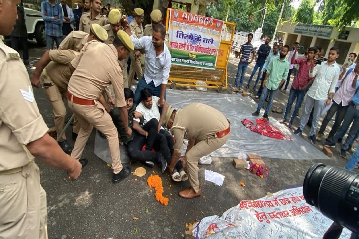 Lucknow: धरना प्रदर्शन कर रहे लखनऊ विश्वविद्यालय के छात्रों को पुलिस ने घसीटा, छात्रसंघ बहाली को लेकर कर रहे थे प्रदर्शन