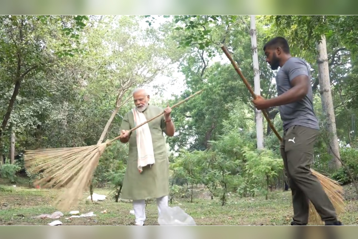 VIDEO: PM मोदी ने फिटनेस ट्रेनर अंकित बैयनपुरिया के साथ किया श्रमदान, स्वच्छता अभियान में लगाई झाड़ू, बताया- कैसे रहते हैं फिट